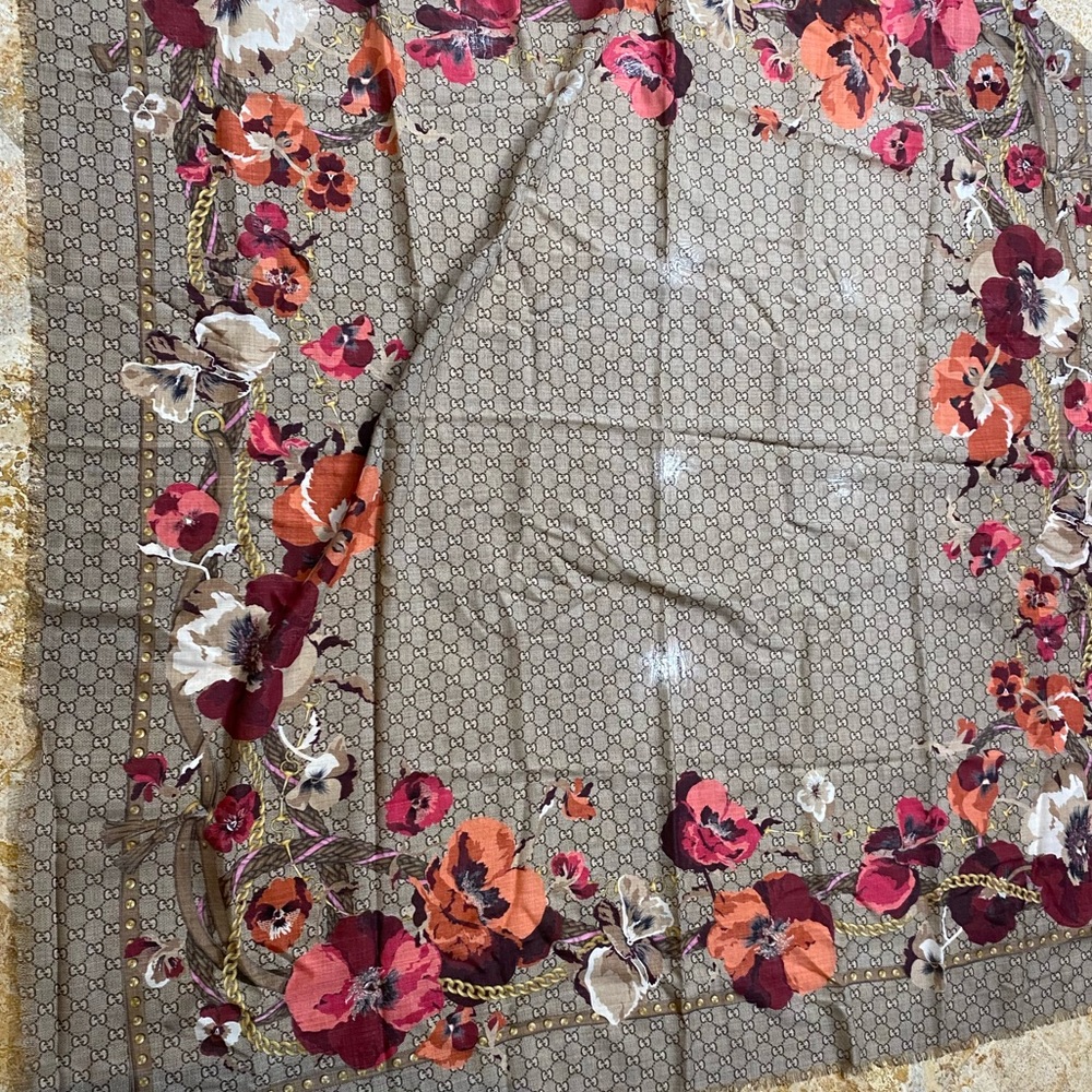 Authentic Gucci wool red and pink floral scarf shawl wrap  new condition